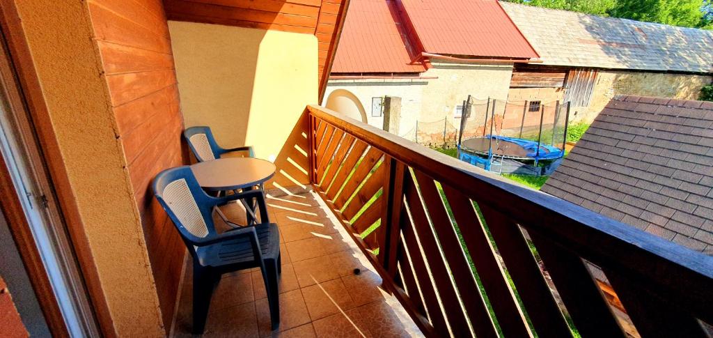 A balcony or terrace at Vilka Cibulka a chata Cesnačik