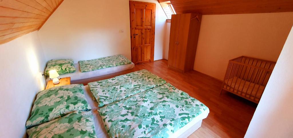 A bed or beds in a room at Vilka Cibulka a chata Cesnačik