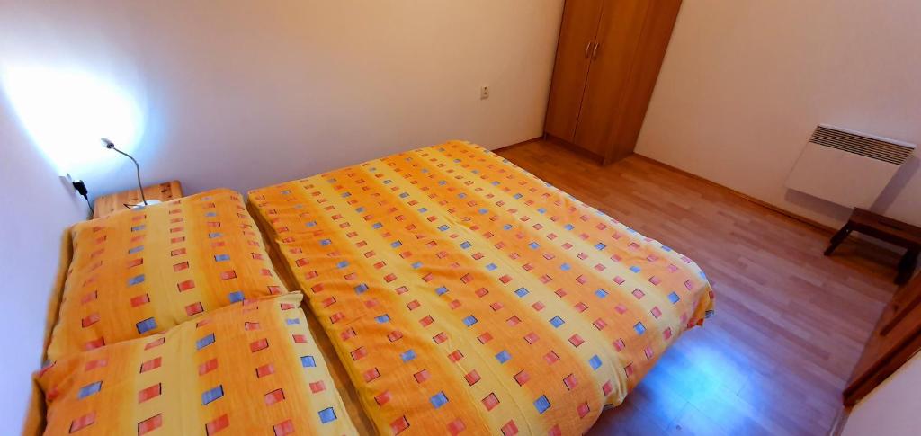 A bed or beds in a room at Vilka Cibulka a chata Cesnačik