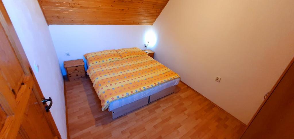 A bed or beds in a room at Vilka Cibulka a chata Cesnačik