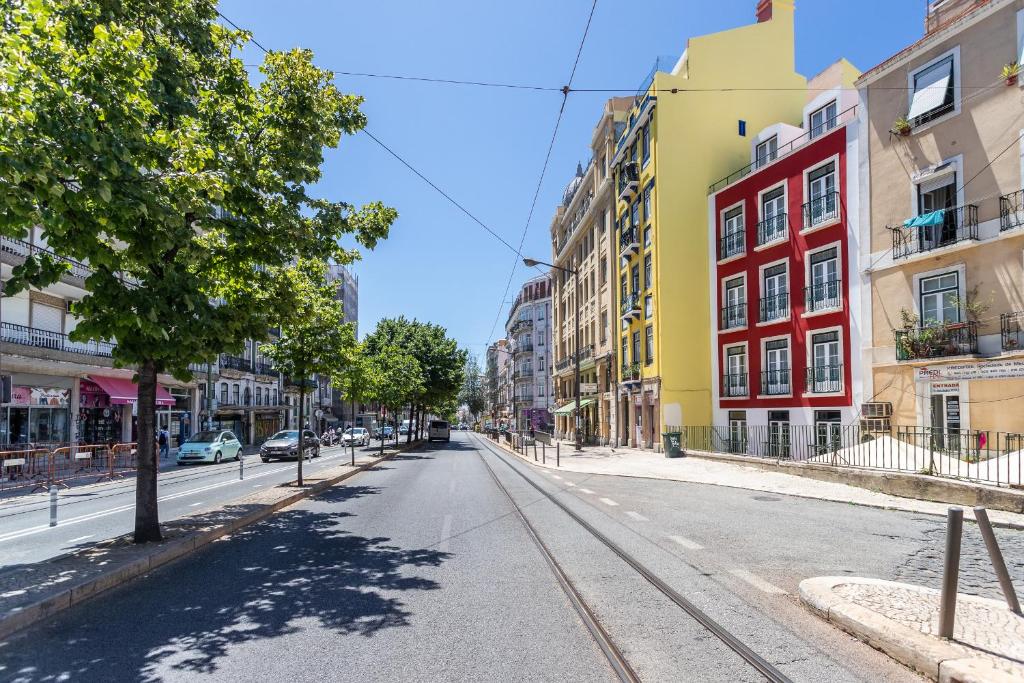 een lege straat in een stad met gebouwen bij Anjos Balconies in Lissabon