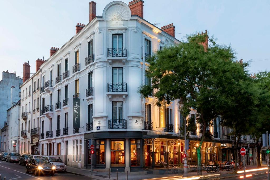 - un bâtiment blanc dans une rue de la ville avec des voitures dans l'établissement Hotel Saint Regis, à Chalon-sur-Saône