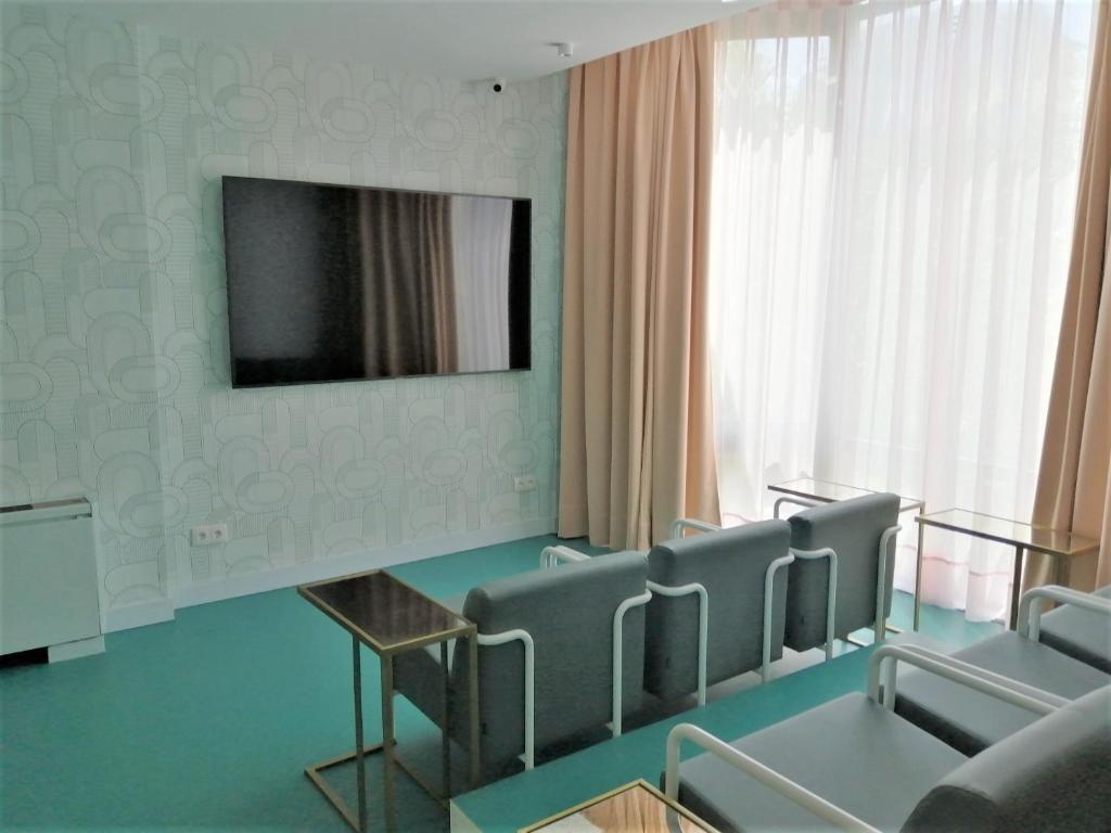 TV a/nebo společenská místnost v ubytování The Agir Springs Hotel by Medplaya