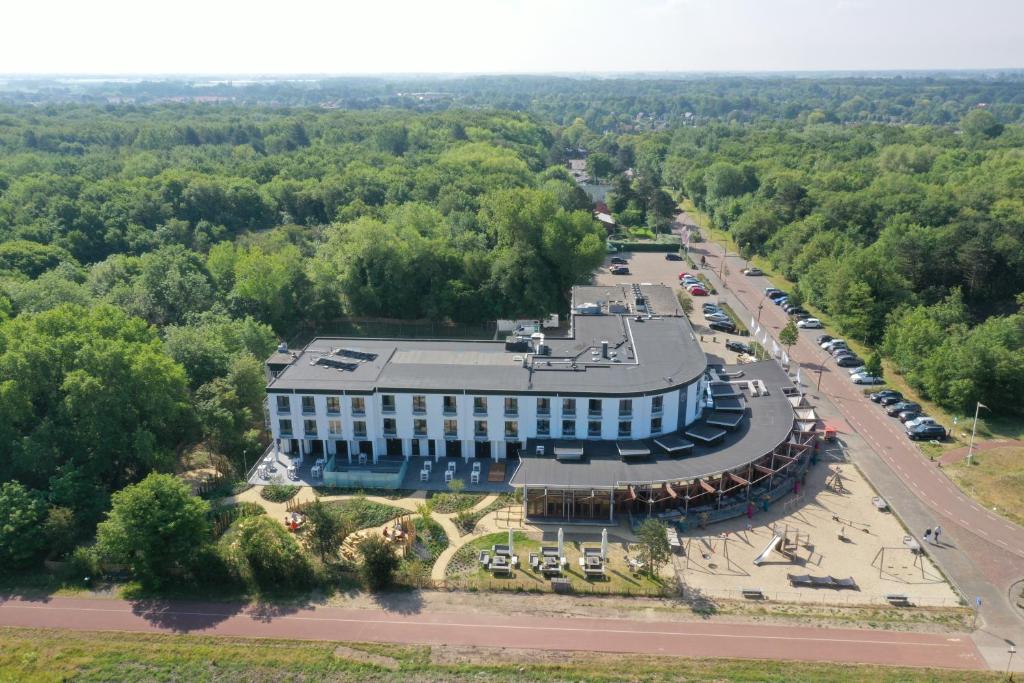 eine Luftansicht eines Gebäudes mit einem Parkplatz in der Unterkunft ´t Wapen van Marion in Oostvoorne