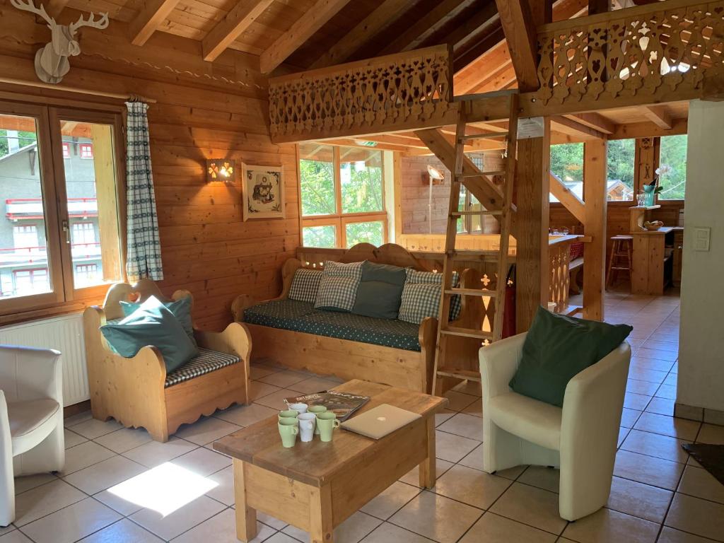 uma sala de estar com sofás e cadeiras numa cabina em Chalet l'Atelier em Morzine