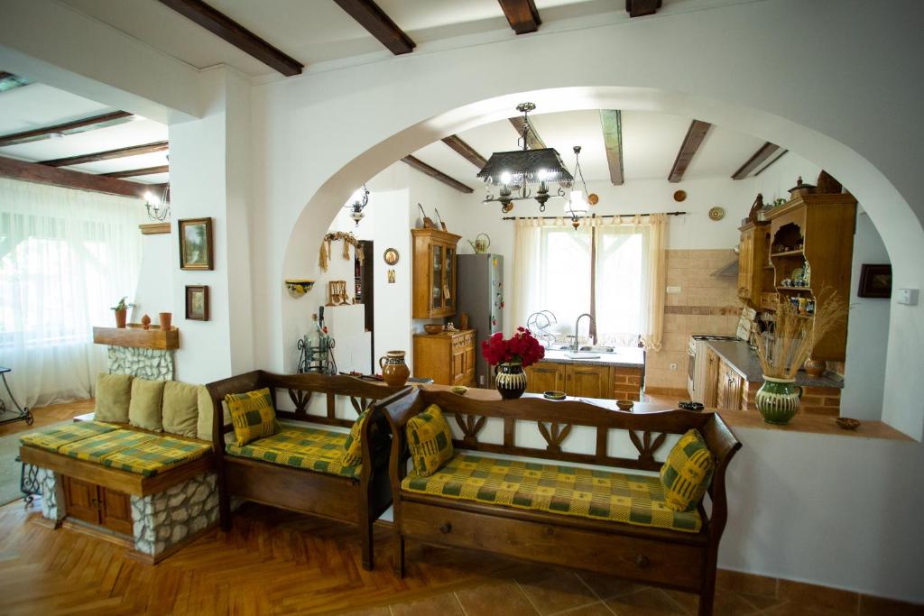 een woonkamer met een tafel en stoelen en een keuken bij DRUMUL DOMNISORILOR c in Buşteni
