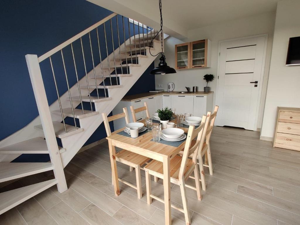 een keuken en eetkamer met een tafel en een trap bij Ostrowo Plaza in Ostrowo