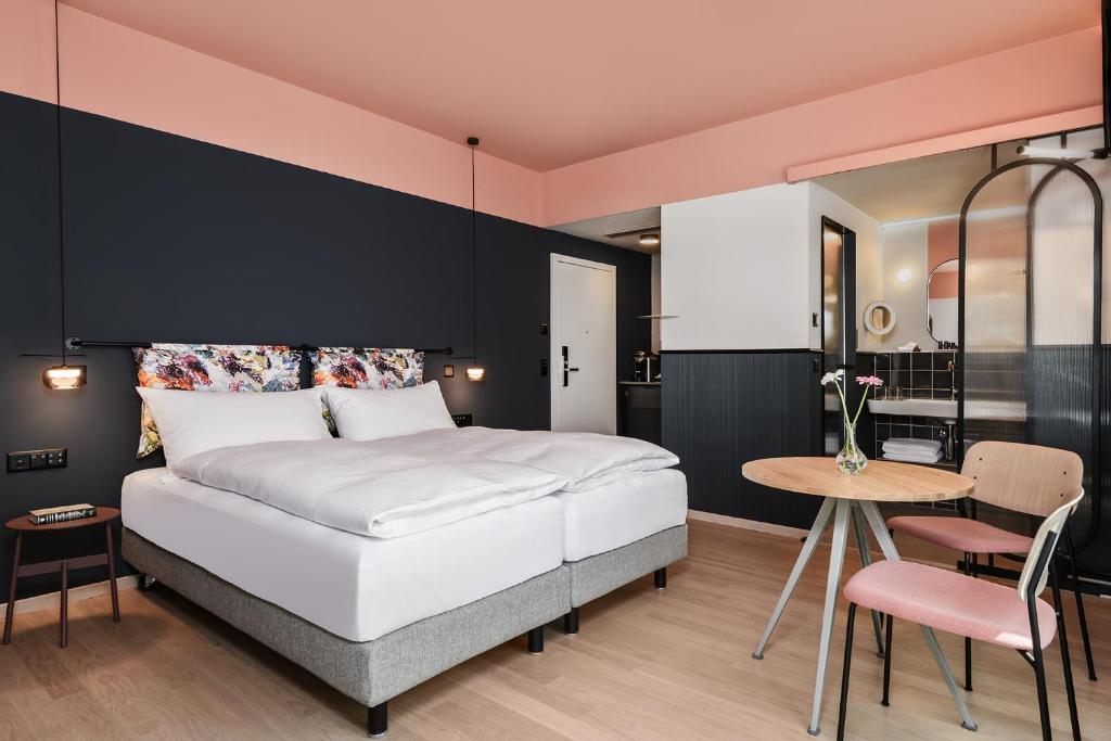 Postel nebo postele na pokoji v ubytování Sorell Hotel City Weissenstein - Boutique Hotel