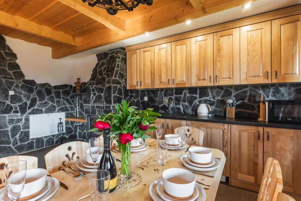 Kuchyňa alebo kuchynka v ubytovaní Domki Tatra Lux Zakopane