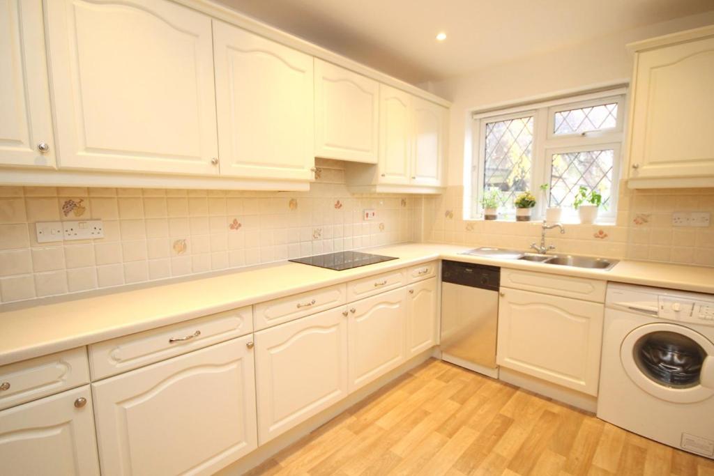 Craigwell - Detached house Staines opposite the River Thames 1 mile to Thorpe Park Resort