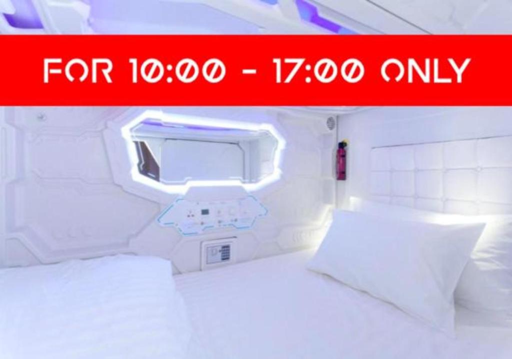 Postel nebo postele na pokoji v ubytování Avagard Capsule Hotel - Suvarnabhumi Airport