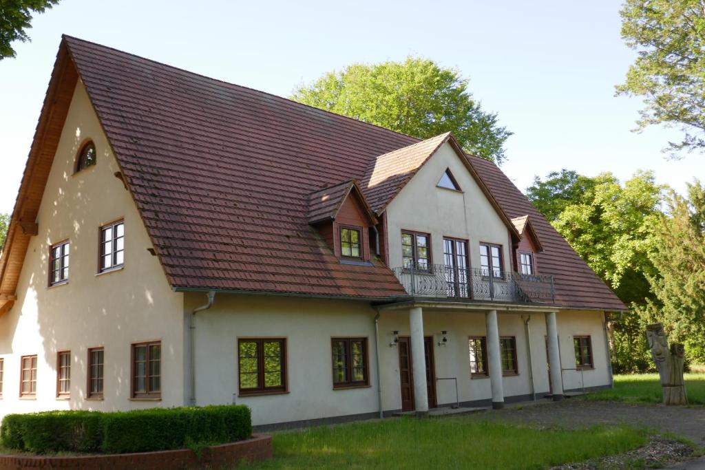 a white house with a brown roof at An der Gärtnerei in Dömitz