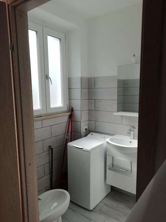 A bathroom at VILLA GIULIANA stanze con bagno interno in Villa a 350 mt spiaggia libera Lido delle Sirene