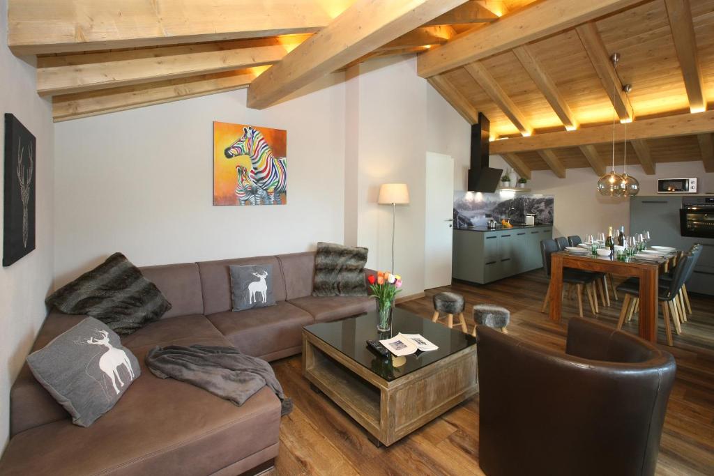 sala de estar con sofá y mesa en Annika Appartements en Zell am See