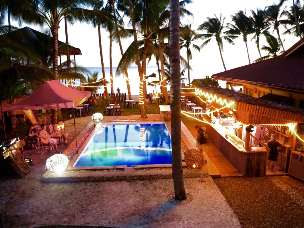 Bazén v ubytování Apo Diver Beach Resort nebo v jeho okolí