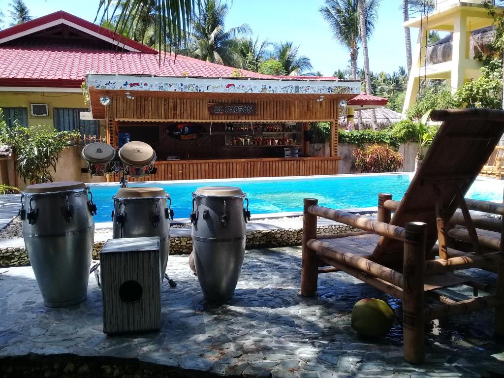 Bazén v ubytování Apo Diver Beach Resort nebo v jeho okolí