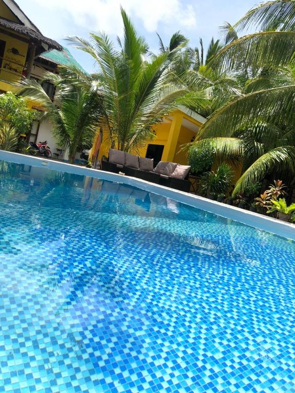 Bazén v ubytování Apo Diver Beach Resort nebo v jeho okolí