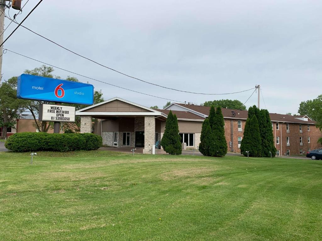 un panneau bleu devant un bâtiment dans l'établissement Studio 6 Rockford, à Rockford