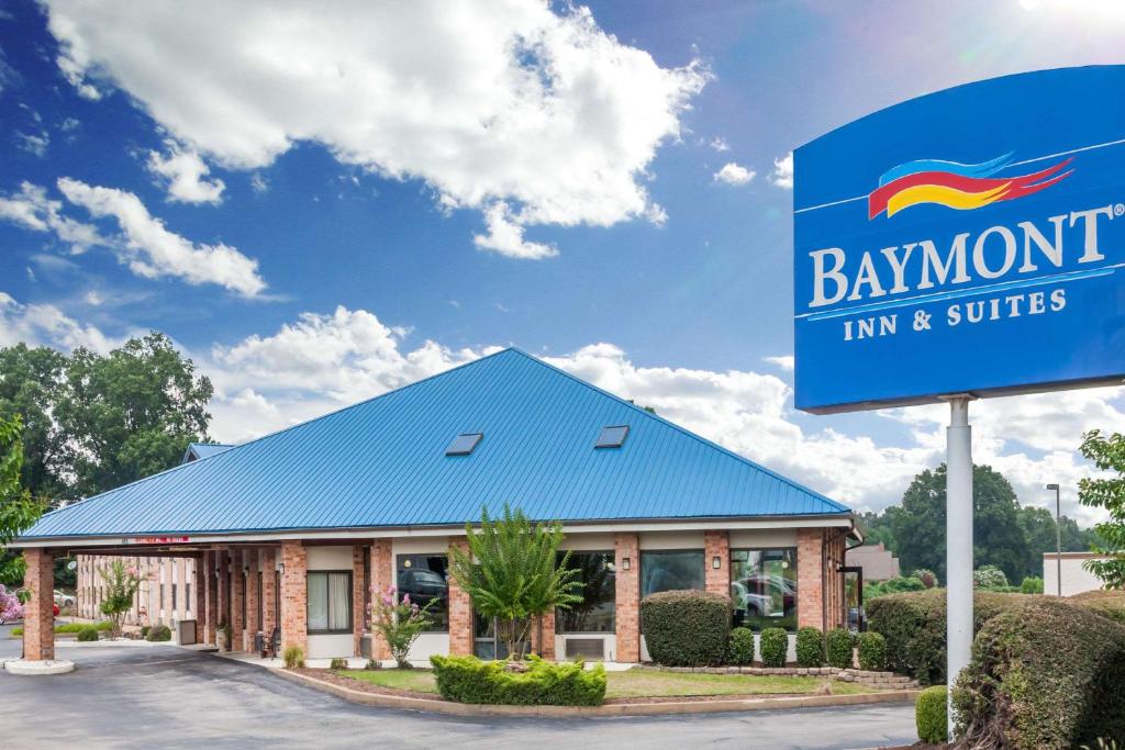 a brawdon inn and suites sign in front of a building at Baymont by Wyndham Jackson in Jackson