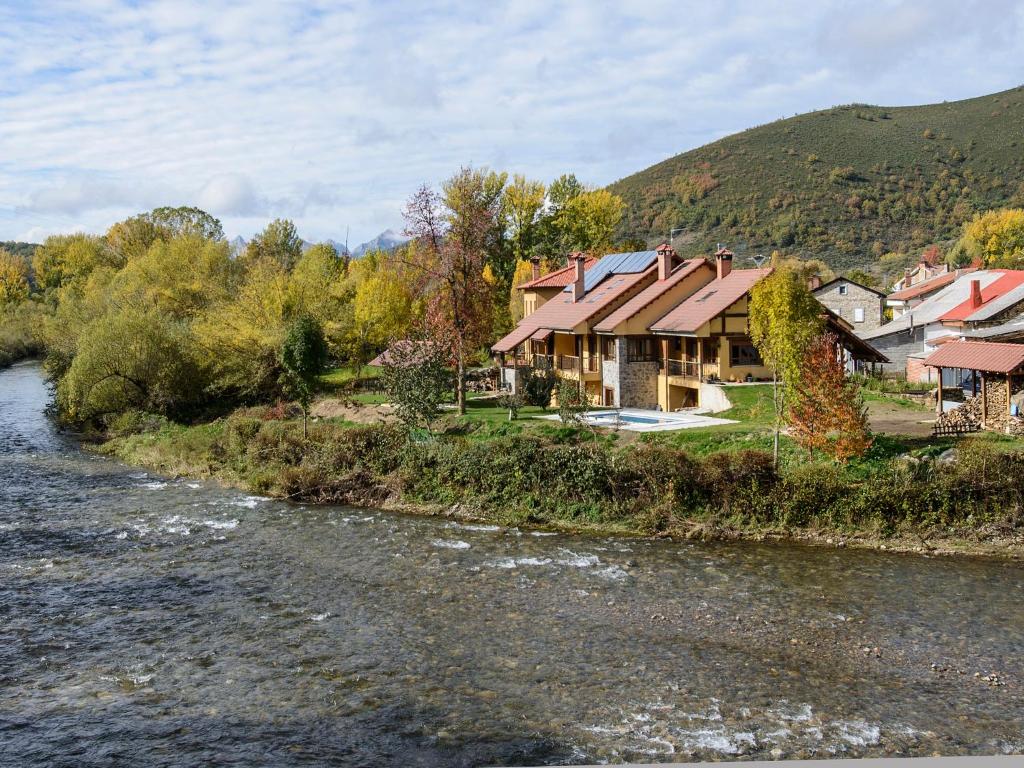 una casa a orillas de un río en El Casar del Puente, en Boca de Huérgano