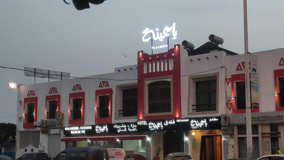 un edificio con un cartel en la parte superior en Hotel Yassmina, en Aourir