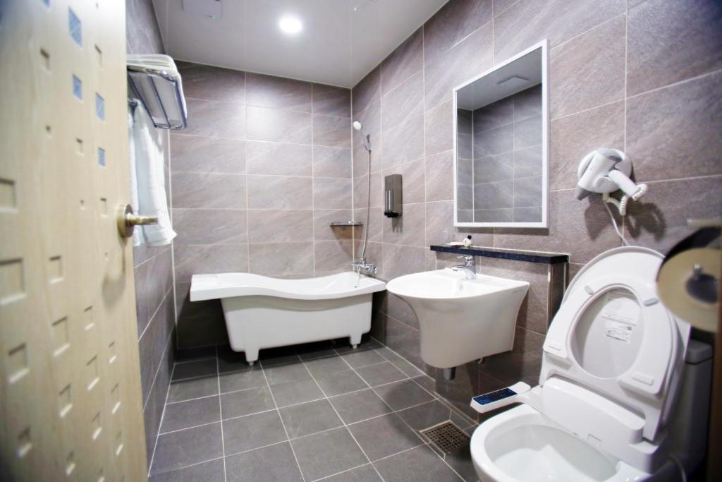 Koupelna v ubytování Hotel Haemaru