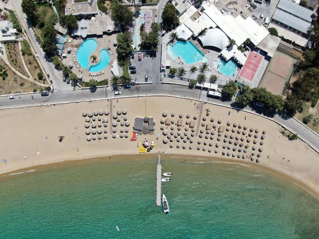 een luchtzicht op een strand met een parkeerplaats bij Far Out Beach Club Resort & Camping in Mylopotas