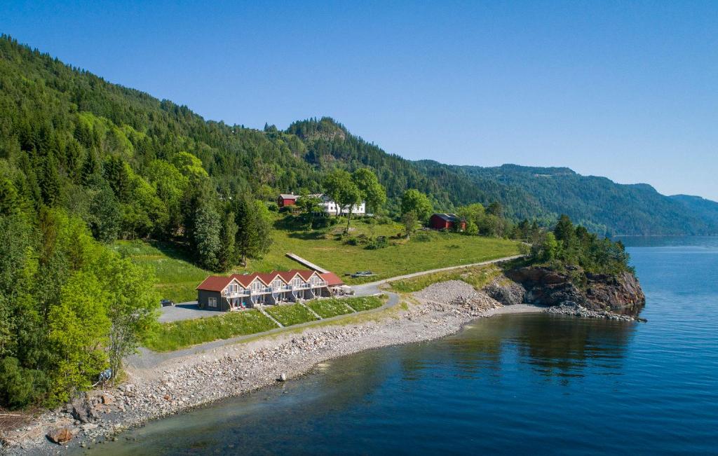 Hjellup Fjordbo في Leksvik: اطلالة جوية على منزل بجانب مجموعة ماء