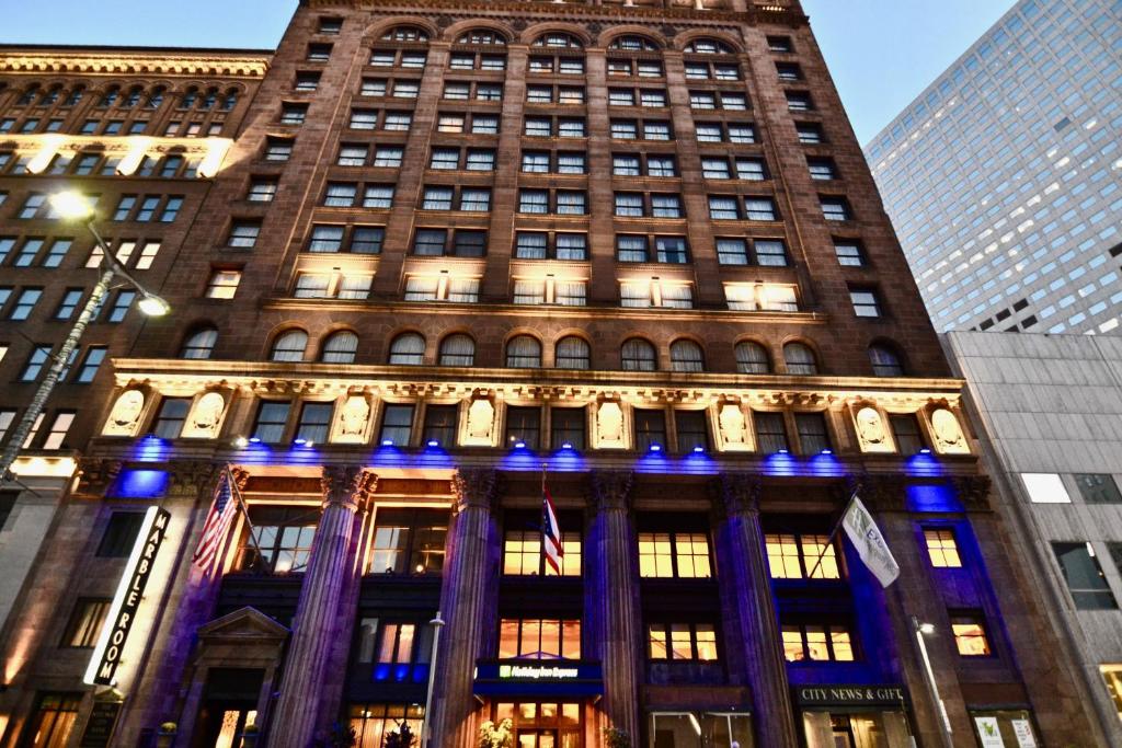 een hoog gebouw met blauwe lichten ervoor bij Holiday Inn Express Cleveland Downtown, an IHG Hotel in Cleveland