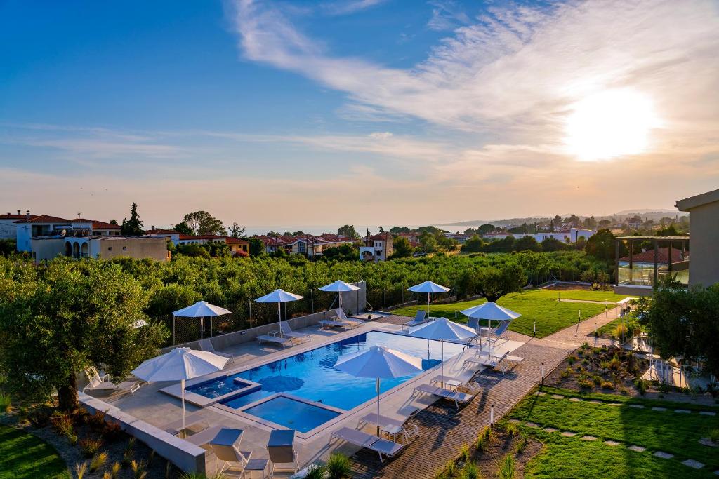 Bazén v ubytovaní Miroes Suites alebo v jeho blízkosti