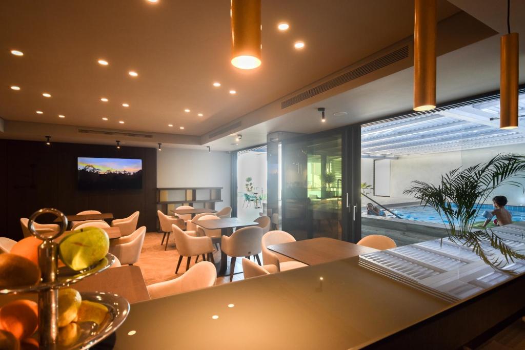 TV a/nebo společenská místnost v ubytování Flamingo Beach Hotel & Spa