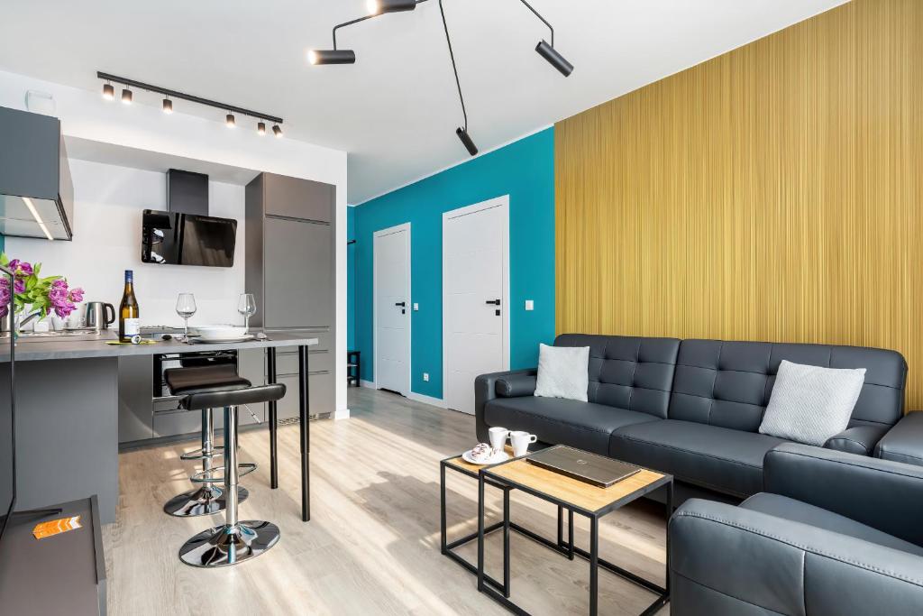 Televízia a/alebo spoločenská miestnosť v ubytovaní Modern City Center Apartments by Noclegi Renters