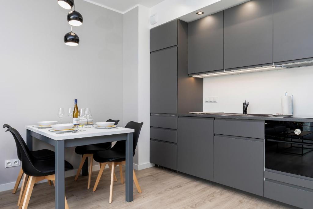 Kuchyňa alebo kuchynka v ubytovaní Modern City Center Apartments by Noclegi Renters