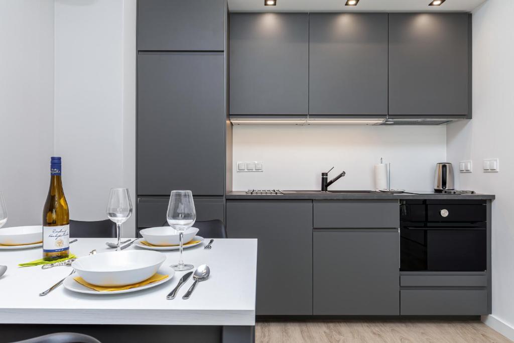 Kuchyňa alebo kuchynka v ubytovaní Modern City Center Apartments by Noclegi Renters