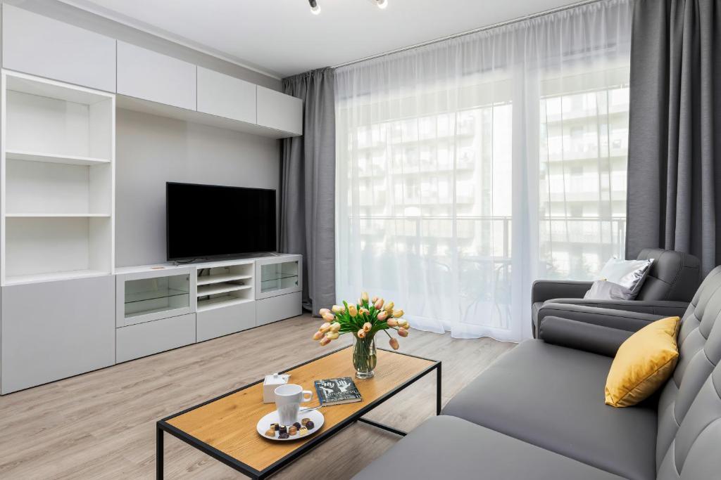 Televízia a/alebo spoločenská miestnosť v ubytovaní Modern City Center Apartments by Noclegi Renters