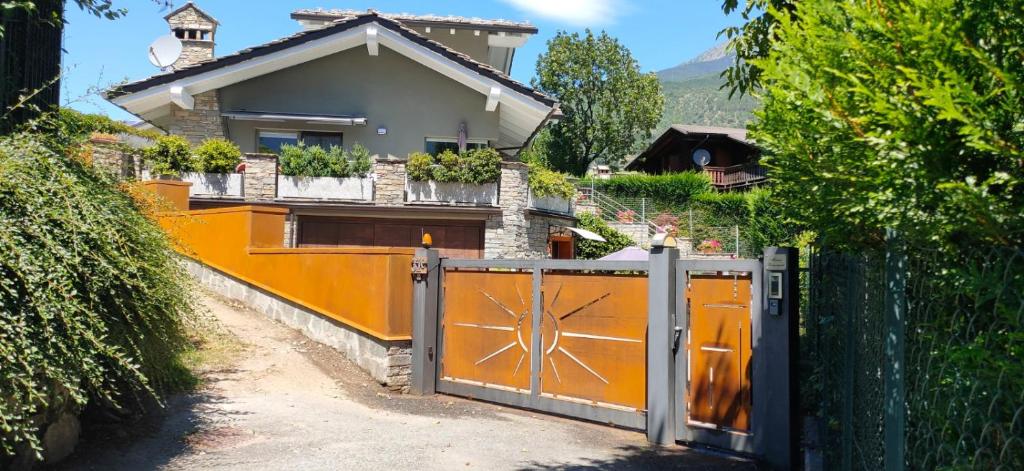 pomarańczowa brama przed domem w obiekcie Maison Beauregard w Aoście
