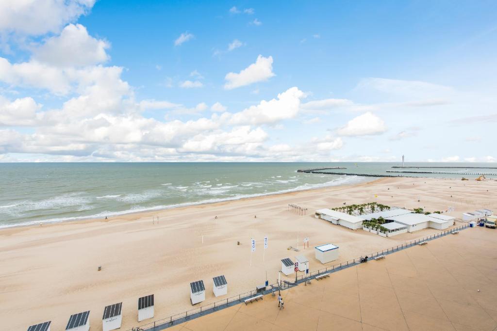 uma vista aérea de uma praia e do oceano em Seaview apartment for 2 in Ostend em Oostende