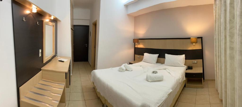 Łóżko lub łóżka w pokoju w obiekcie Kaiafas Lake Hotel