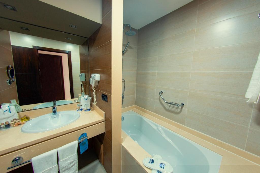 Koupelna v ubytování Hôtel Tamuda Beach