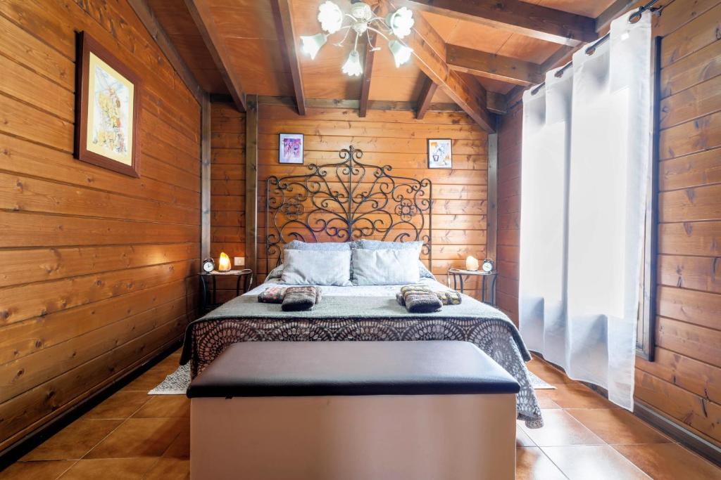 A bed or beds in a room at Casa Rural con piscina