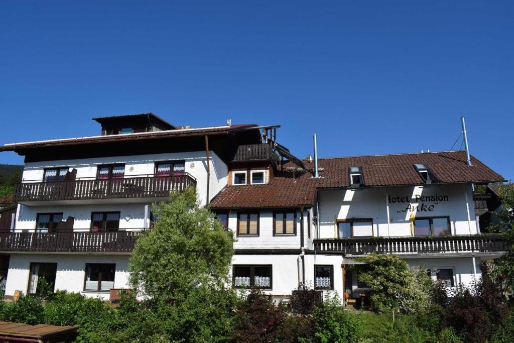 ein großes weißes Gebäude mit braunem Dach in der Unterkunft Hotel Pension Anke in Bodenmais