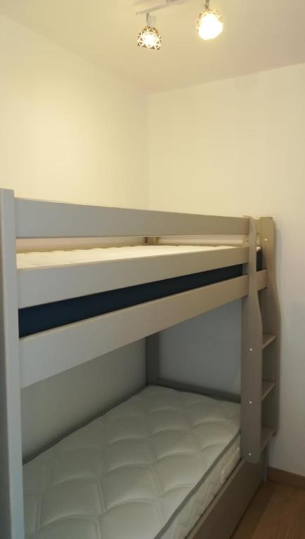 Кровать или кровати в номере Appartement l'Estivalière face à la mer