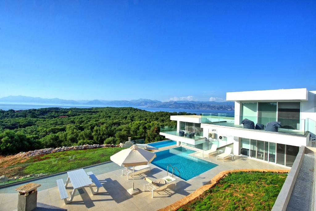 Výhled na bazén z ubytování Villa Arete by PosarelliVillas nebo okolí