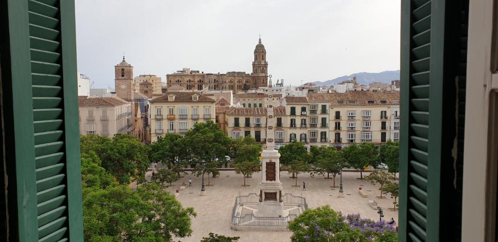 een uitzicht op een stad met een monument op een plein bij Suncity Atico La Merced in Málaga