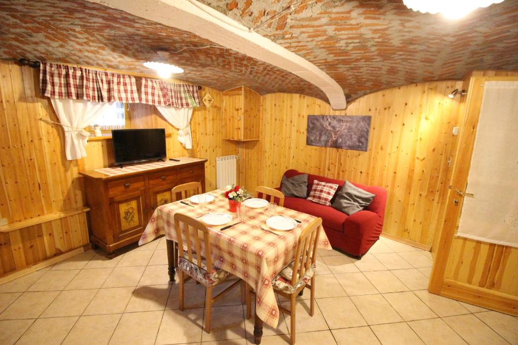 TV a/nebo společenská místnost v ubytování L'ermellino Bilocale in Centro - Affitti Brevi Italia