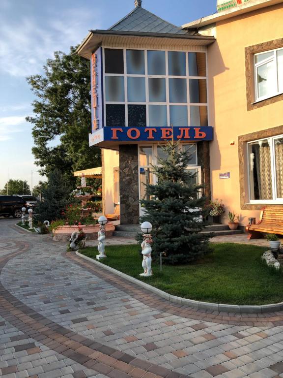 een hotelgebouw met een bord dat zich aanpast bij Venezia in Tsjernivsi