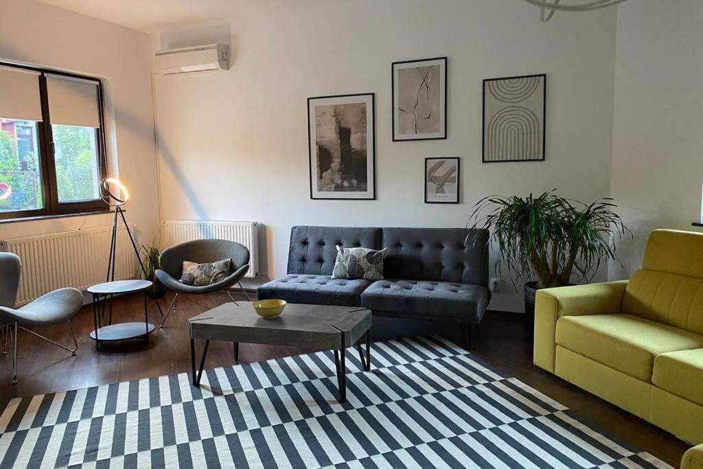 - un salon avec un canapé et une table dans l'établissement La Tuya Deluxe Villa, à Iaşi
