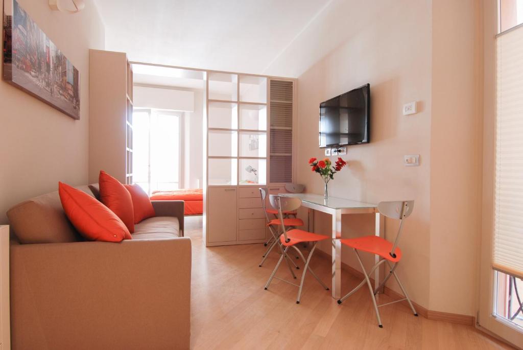 una sala de estar con un sofá y una mesa en UR-NEST Piazza Maggiore, en Bolonia