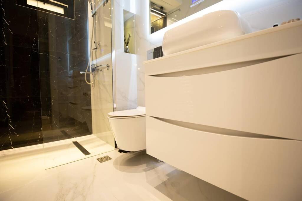 Łazienka w obiekcie EcoStay-Serenity,business class apartment by the sea in Alimos Kalamaki