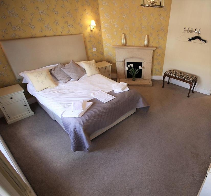 The Saracens Head Hotel - Double Room With Private Bathroom